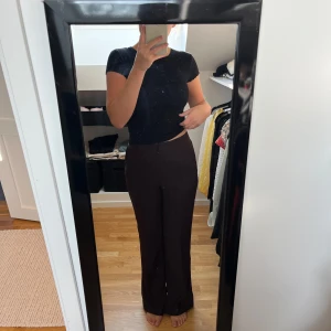 Bruna kostymbyxor - Snygga bruna kostymbyxor med hög midja aldrig använda🫶🏻