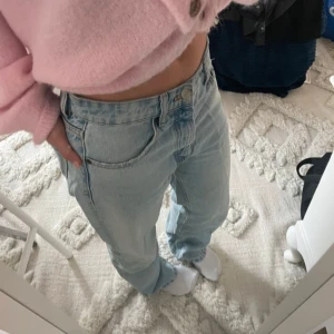 Ljusblå jeans från Zara - Säljer ett par ljusblå raka jeans från Zara. De är tyvärr för korta för mig i benen men är i väldigt bra skick. Skriv vid frågor💕