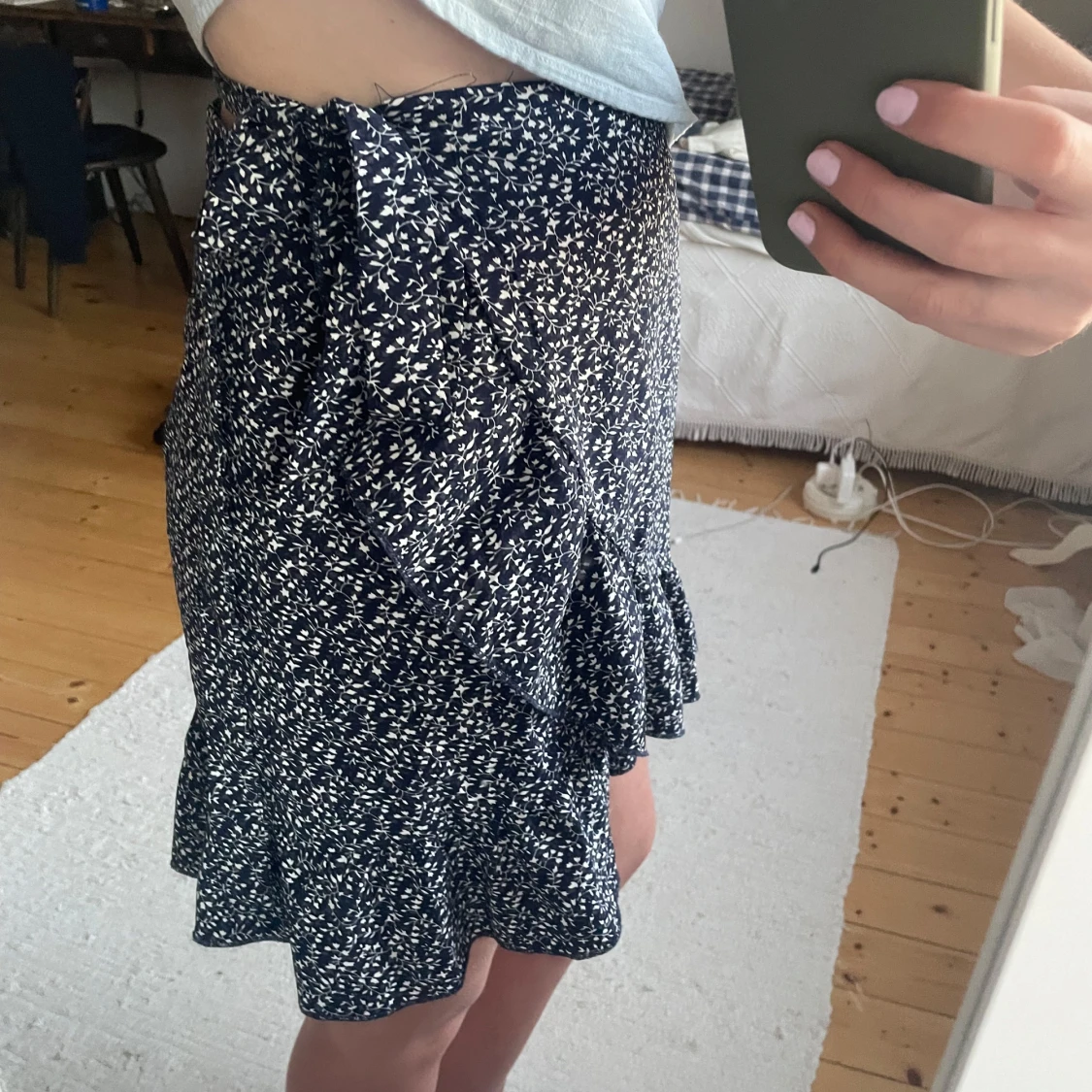 Svart blommig kjol - 1