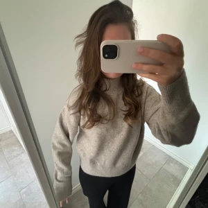 Beige stickad tröja - Säljer en beige stickad tröja med högre krage från &otherstories nästintill oanvänd🥰🥰sitter som xs/s