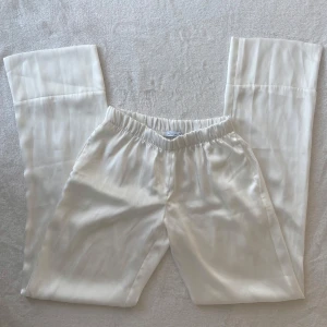 Satinbyxor  - Säljer ett par satinbyxor från Design By Si. Härligt material som ger en lyxig känsla som passar till alla tillfällen! Byxan har ett resårband i midjan vilket gör den anpassningsbar. Har även fickor på sidan. Jag har knappast andvänt byxorna.. Hör av dig vid intresse 🩷