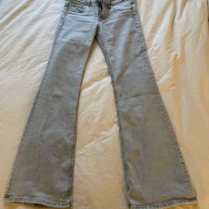 Grå bootcut jeans från H&M - Snygga grå bootcut jeans från H&M Divided. De har en klassisk femficksdesign och en bekväm passform. Perfekta för en avslappnad stil med en modern twist. Har använt 2 gånger och tyckt att de inte passar mig så fint, Jag är 160