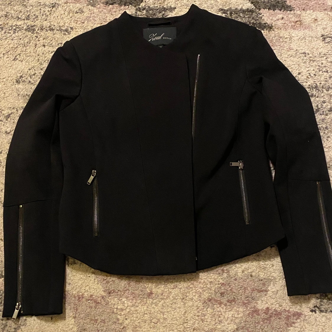 Svart jacka från Xoul Edition