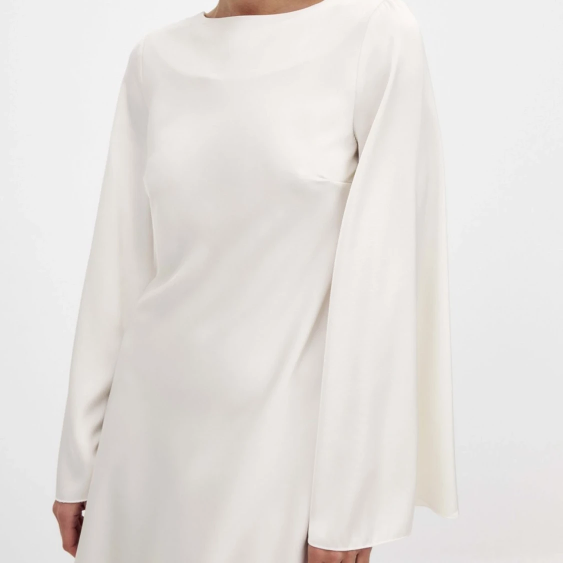 Slutsåld vit sidenklänning från NA-KD - 2