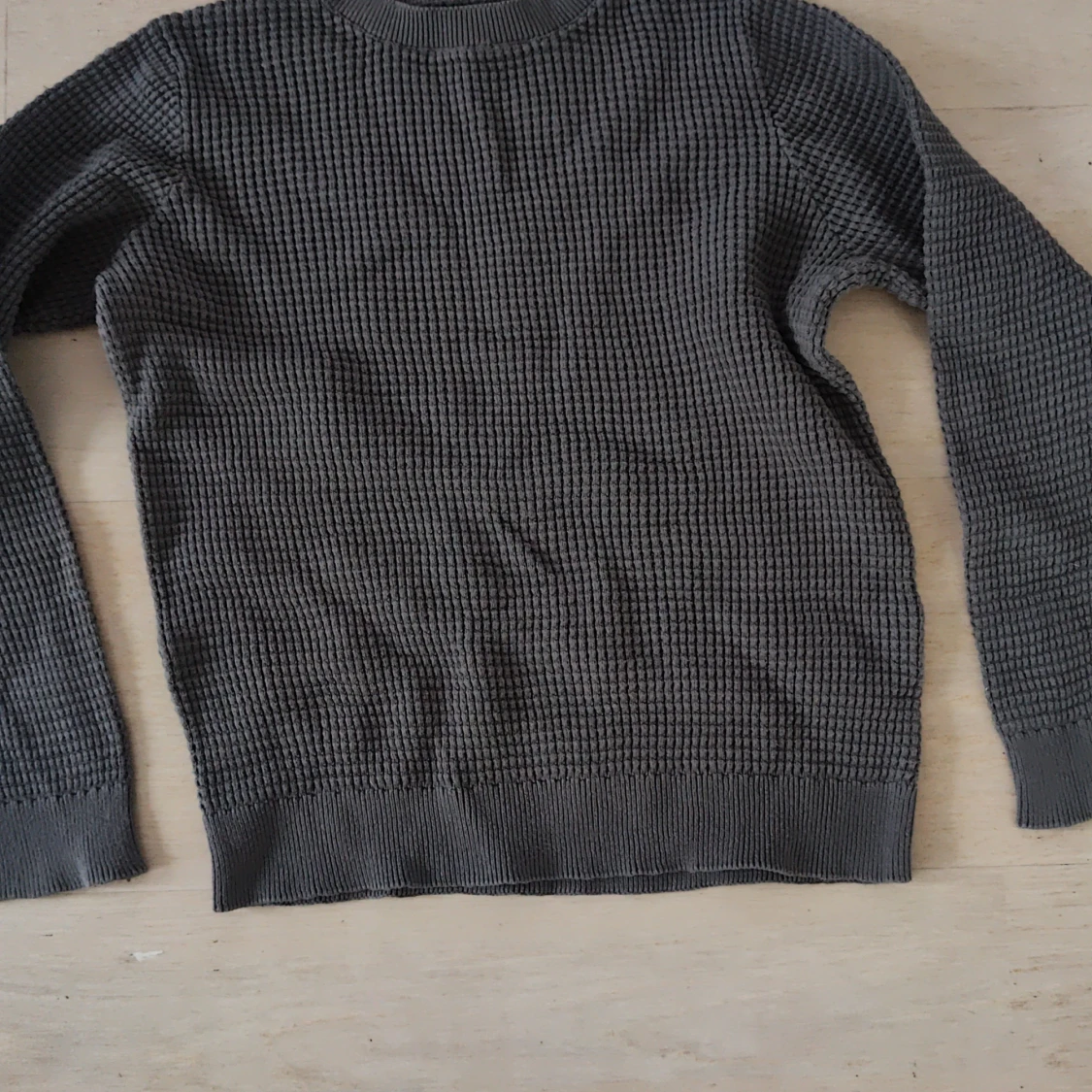 Grå stickad tröja