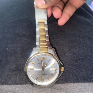 Tvåfärgad klocka från Champion - Champion Watch – Stainless Steel – 300 kr  Säljer en Champion Watch i stainless steel, stilren och elegant design. Klockan är water resistant (5ATM) och har Quartz-urverk.  ✅ Bra skick ✅ Datumvisning ✅ Bekvämt armband i rostfritt stål  Jag köpte in den för 2 500 kr, men eftersom batteriet är dött och behöver bytas (kostar ca 50–100 kr), säljer jag den för endast 300 kr.  Snabb affär! Jag kan mötas upp snabbt om du vill köpa den.  Först till kvarn! Skicka PM om du är intresserad!