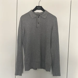 Stickad skjorta från HM - Skön och elegant skjorta från HM. Ny skick och oanvänd 