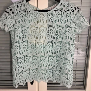 Mintgrön spetsblus från Zara - mintgrön spetsblus från zara med en öppen rygg i storlek s.