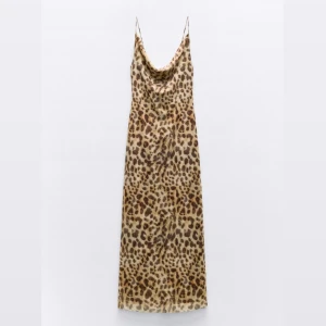 Intressekoll leopardklänning - Intressekoll på denna trendiga leopardklänning från zara i storlek s. Skönt material, bra skick! Går ner till anklarna på mig som är 173cm 💕