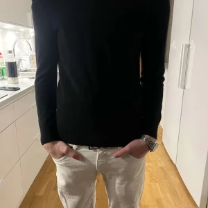  merinoull hoodie - Säljer en stilren svart hoodie med långa ärmar. Perfekt för en avslappnad look. Passar bra till båfe jeans och en mer relaxed look.
