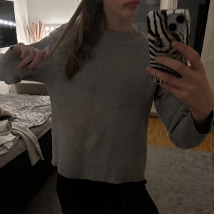 stickad tröja🩶 - Skön stickad tröja från vero Moda! Väldigt mjuk och har inga speciella slitningar❣️