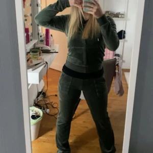 Juicy Couture - Säljer detta fina juicy sett då de ej kommer till användning längre, köpt från deras hemsida för 2500kr men då det är använda säljer jag för 550 eventuellt lägre vid snabbt affär. Färgen är dark Moss 