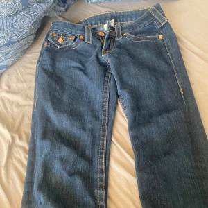 Mörkblå jeans från True Religion - Snygga mörkblå jeans från True Religion med klassiska femficksdesign och kontrastsömmar. Köpte här men passa inte, dem är straight 🩷