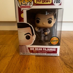 Funko Pop! Mr Bean Pajamas & Venomized Doctor Strange - Säljer två Funko Pops! figurer av Mr Bean i pyjamas (Chase) för 450 kr och Venomized Dr Strange (Glows in the dark + special edition) för 320 kr