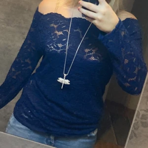 Mörkblå spettopp  - Säljer en  mörkblå spetsblus med offshoulder-design. Den är i storlek M men passar även en S 💗