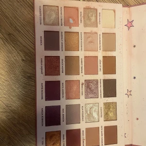 Två ögonskuggspaletter med olika nyanser - Säljer två ögonskuggspaletter med en mix av matta och skimrande nyanser. Den första paletten har varma toner som guld, brons och rosa. Den andra paletten erbjuder en blandning av neutrala och djärva färger som champagne, koppar och plommon. Perfekt för att skapa både vardagliga och festliga looks.