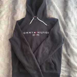 Tommy Hilfiger hoodie - Helt perfekt kondition, som ny. Storlek M. Skriv om det undras något 