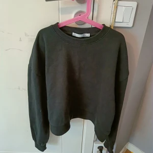 Svart croppad tröja från lager 157 - Säljer en svart croppad tröja från 157 i storlek XS. Tröjan har långa ärmar och en rund halsringning. Perfekt för en avslappnad stil. Aldrig använd då den inte riktigt passade mig