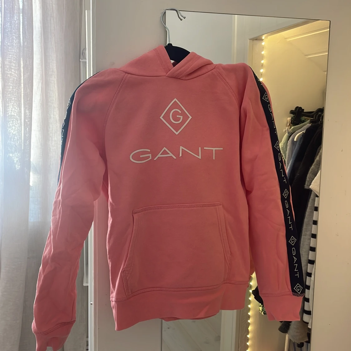 Rosa hoodie från Gant - 1