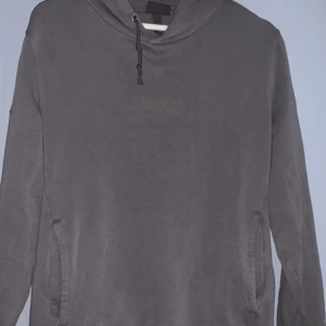 Mörkgrå hoodie - Säljer en grå hoodie. Perfekt för kyliga dagar med sin mjuka insida. Passar bra till både träning och vardag. 🩶storlek s 