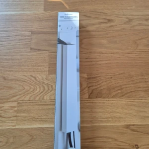 Kabelhanterare från Andersson - Praktisk kabelhanterare från Andersson för att organisera kablar på skrivbordet. Tillverkad i vit metall med magnetisk kabelremsa. Enkel att installera och passar kablar med diameter 5-50 mm.