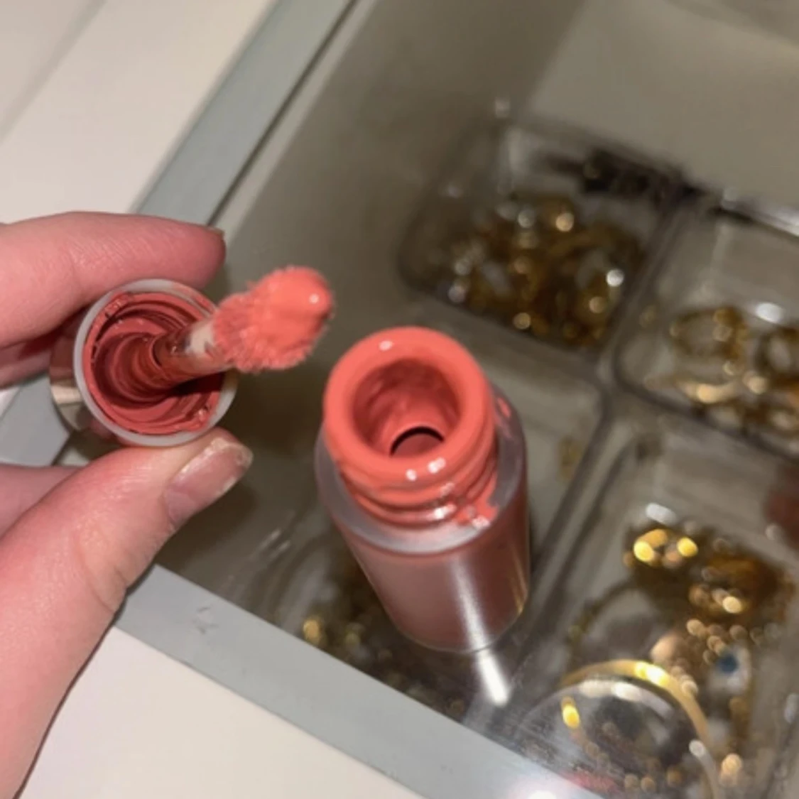 Flytande rouge från Rare Beauty - 1