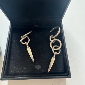 Maria Nilsdotter - Säljer dessa jätte fina populära örhängena från Maria Nilsdotter i bra skick. Lådor osv ingår. 