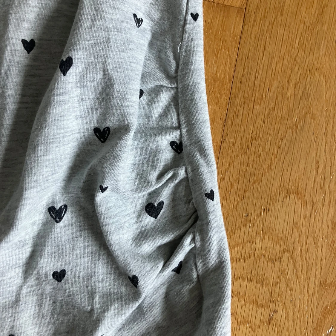 grå t-shirt med hjärttryck - 3