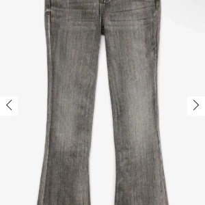 Boot cut jeans - Säljer dessa gråa bootcut jeans då de är för korta för mig, medel hög midja, storlek S/32🩶