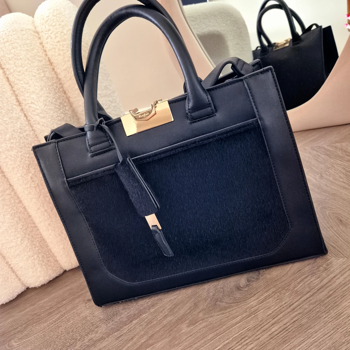 Svart handväska med gulddetaljer