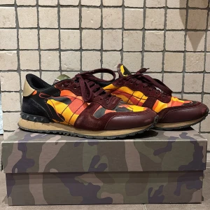 Valentino Rockrunner i färgglatt mönster - Priset kan diskuteras och är öppen för byten