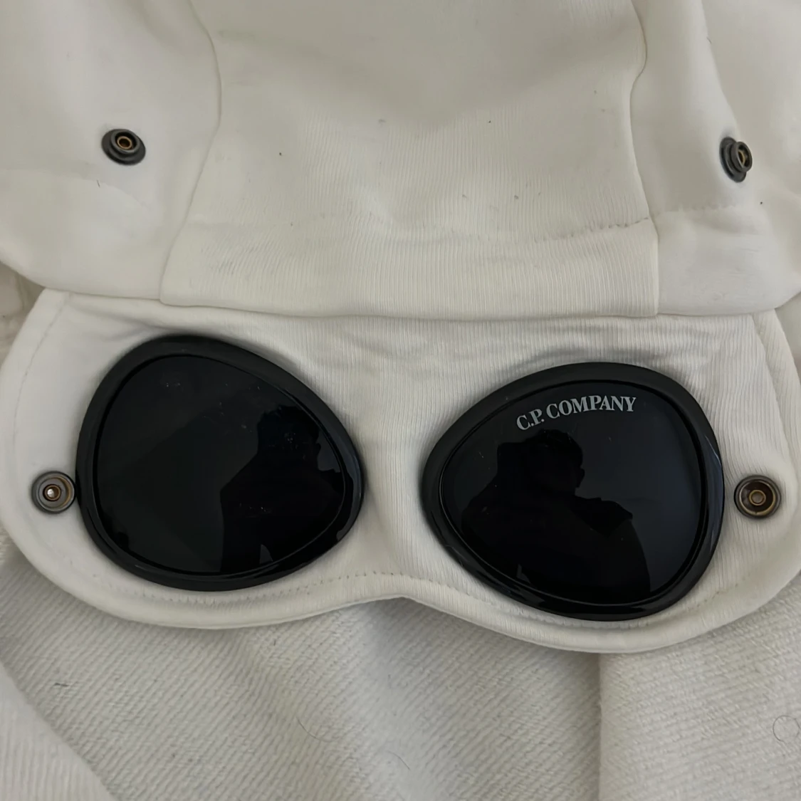 Vit jacka med huva och glasögon från C.P. Company - 3