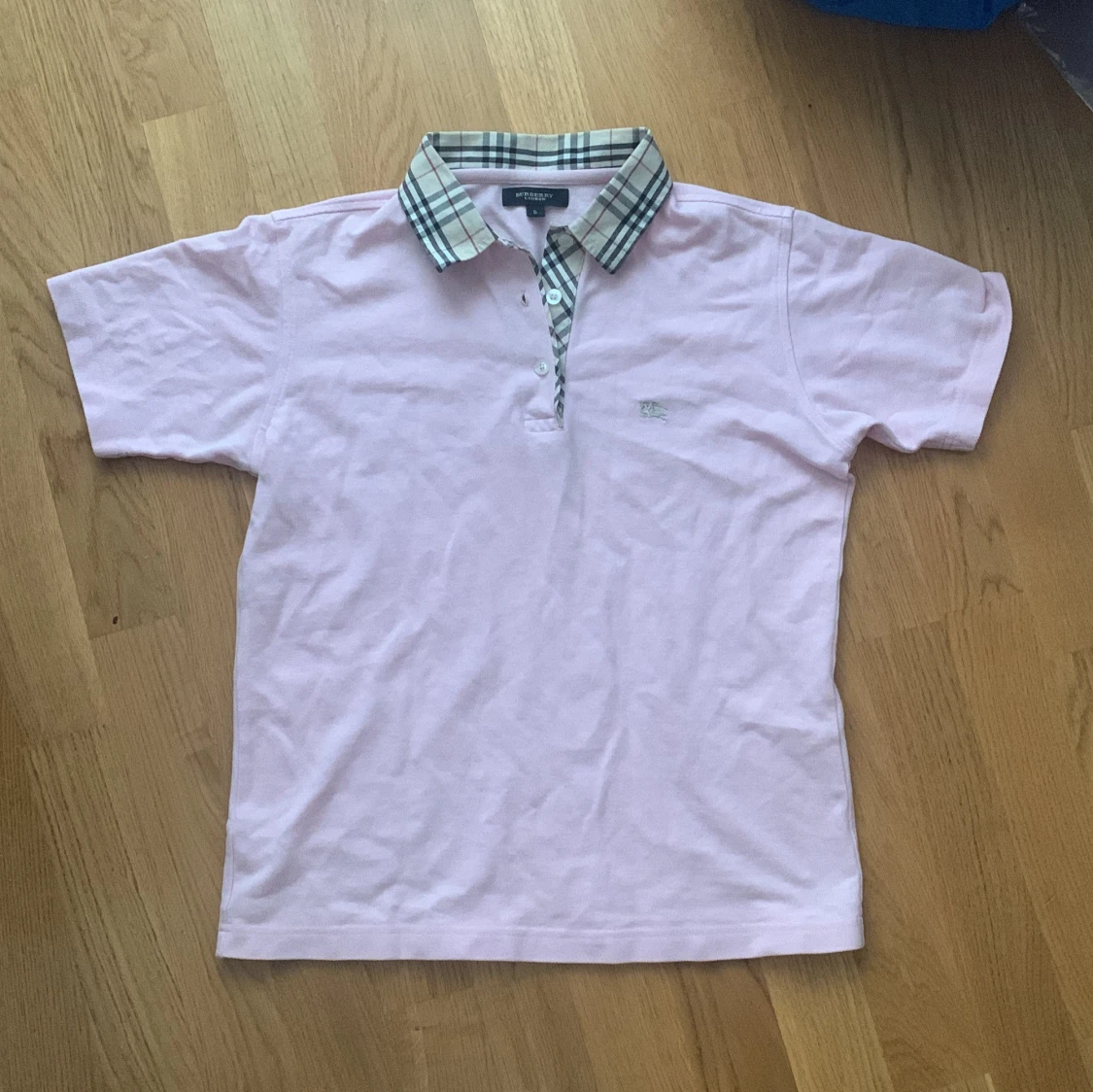 Ljusrosa pikétröja från Burberry