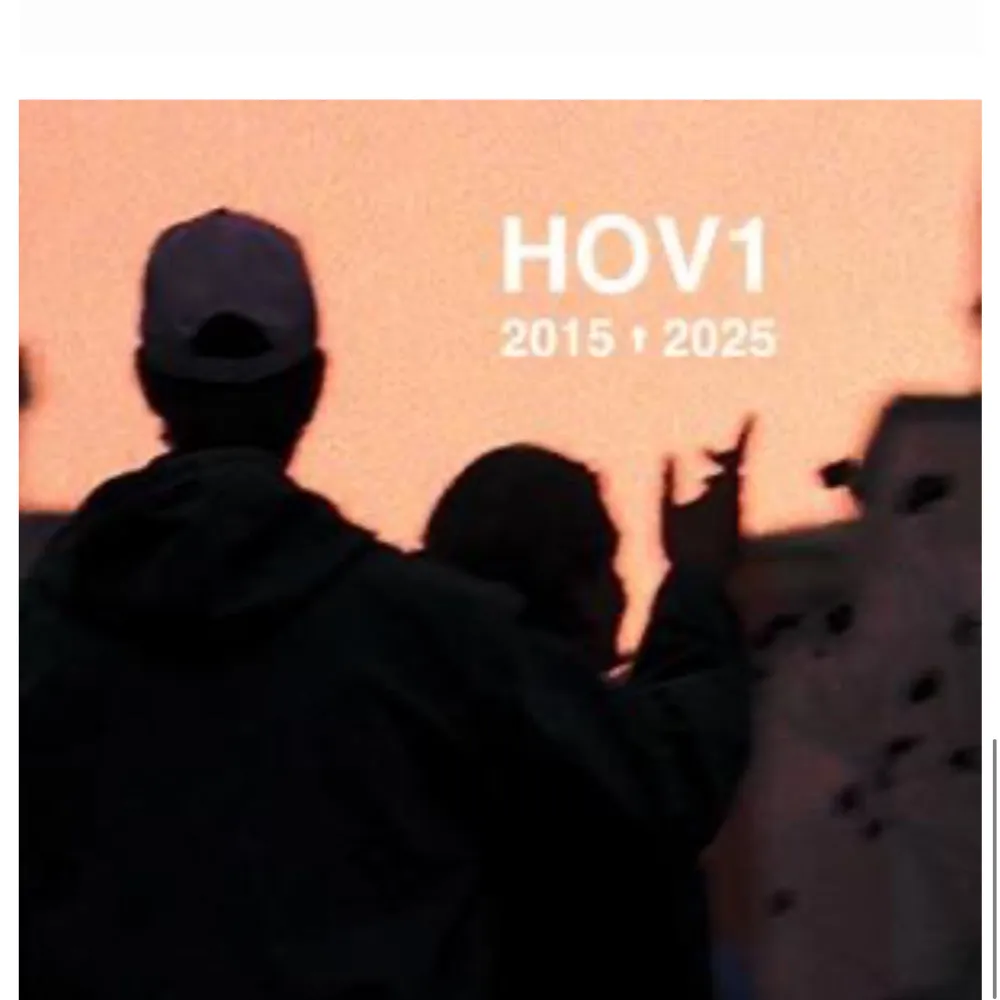Ska gå med en kusin på hov1 och behöver endast 1 biljett som Max får kosta 800kr. Skriv gärna snabbt då vi skulle behöva veta om vi kan gå på konserten då vi måste kunna planera andra resor som skulle ha gjorts om inte vi kan gå på hov1 konserten. Om måste vi iallafall ha biljetten innan Maj.. Asusteet.