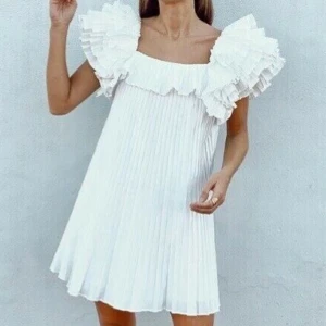 Vit klänning - Gammal zara klänning perfekt till sommaren eller studenten💕💕