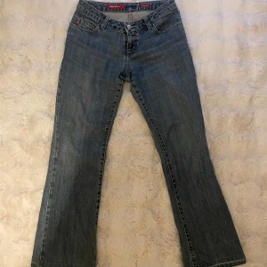 Low waist flare jeans från miss sixty - Snygga och sköna jeans från miss sixty. Nästan aldrig andvända. 
