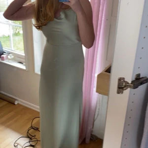 Satin klänning - Så fin klänning som passar perfekt till balklänning eller en finmiddag!🤩🤩 passar s-M