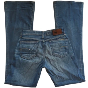 Vintage lågmidjade bootcut jeans, G Star Raw  - Blåa lågmidjade jeans från G Star Raw! Midjemått 70,5cm Grenhöjd 21cm Innerbenslängd 82cm Benslut (rakt över) 25cm