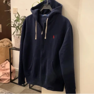 Ralph lauren zip hoodie - Stilren Ralph lauren zip hoodie i storlek M. Skick 8/10, använd fåtal gånger! Hör av dig vid minsta fråga🤗