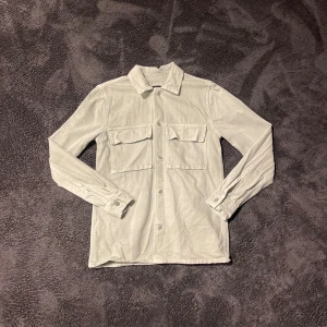 Beige overshirt - En fet beige skjorta från Zara i relaxed fit. Original pris 700kr så vid minsta fundering skriv så fixar jag ett bra pris 