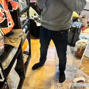 Mörkblå Jack & Jones jeans - Enligt mig riktigt feta mörkblå jeans som är förrrrr lätta att styla. Knappt använda då jag har ett par andra mörkblå jeans. Köpta för: 800 || cond: 9/10  || Stl: W30 L32 || Modell: Glenn (Slimfit) Tveka inte att ställa frågor!