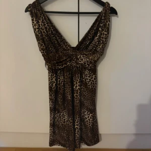 Klänning  - Leopard klänning, perfekt till sommaren