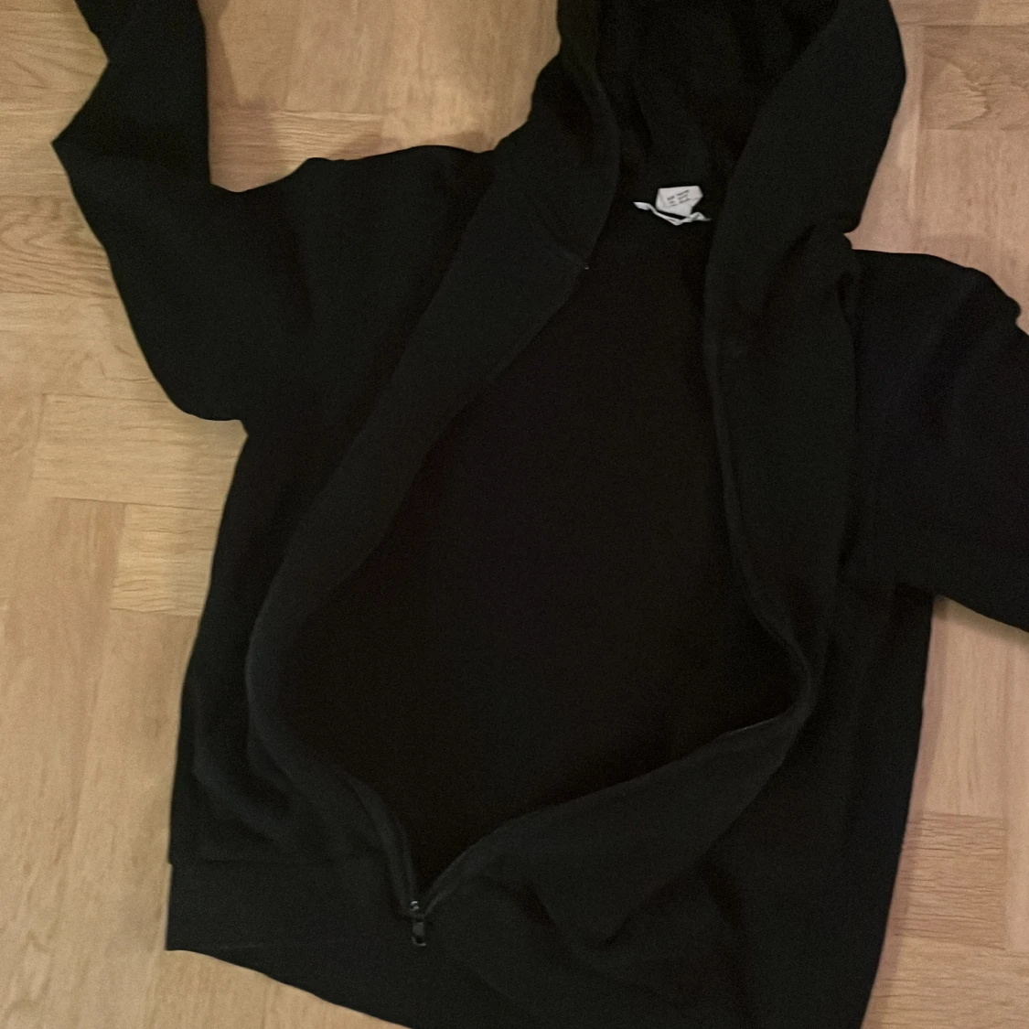 Svart hoodie med dragkedja - 1