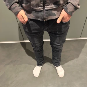 Svarta jeans från J.Lindeberg - Snygga svarta jeans från j lindeberg passform slim. Dom är storlek 29/30 och modellen är 172 och 70kg så dom kommer med stor sannolikhet inte sitta lika tajt på dom flesta.