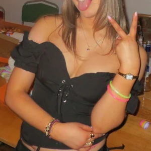 Svart offshoulder topp  - Snygg svart offshoulder topp med puffiga ärmar och snörning framtill. Perfekt för en kväll ute eller en speciell tillställning. Toppen har en figurnära passform och är tillverkad i ett mjukt material.