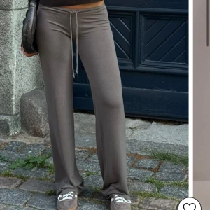 My chill pants Nelly - Slutsålda lågmidjade mjukisbyxor från Nelly! Lappen är kvar helt oanvända! Klicka köp nu så postar jag snabbt:) Säljer inte för billigare än priset‼️