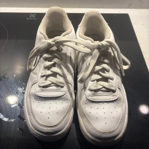Vita Nike Air Force sneakers - Säljer ett par klassiska vita Nike Air Force sneakers. De har en stilren design med snörning. Använda men bra skick. Köpta för 1195