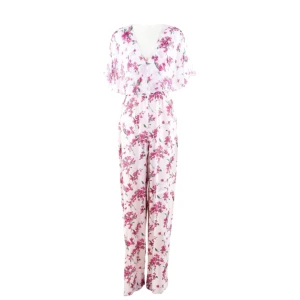 Vit blommig silkes jumpsuit - Snygg vit jumpsuit med rosa blommönster och v-ringad design. Den har långa byxben och trekvartsärmar med volangdetaljer. Perfekt för en somrig look!