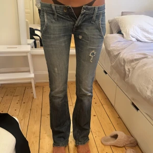 Blå bootcut jeans med slitningar - Från fornarina, så snygga unika. Passar storlek XS