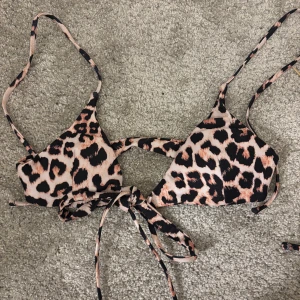 Leopardmönstrad bikini - Snygg leopard mönstrad bikini topp som passar till svart underdel!! Långa band så att man kan knyta flera varv!